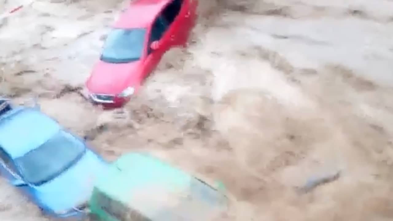 Beeld uit video: Auto's drijven door straten Belgische Dinant na zware onweersbuien