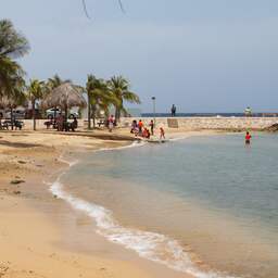 Economieën Curaçao en Sint-Maarten krimpen zo'n 20 procent door pandemie