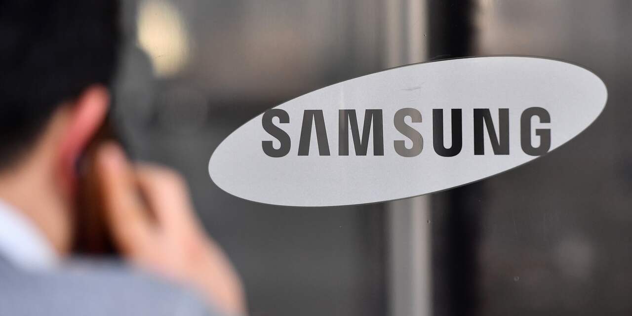 'Houder nieuwe draadloze Samsung-oordopjes op te laden met Galaxy S10'