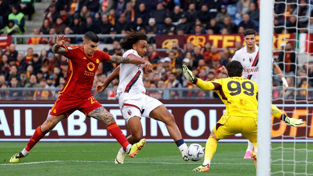 Zirkzee frommelt de 0-2 binnen voor Bologna tegen AS Roma