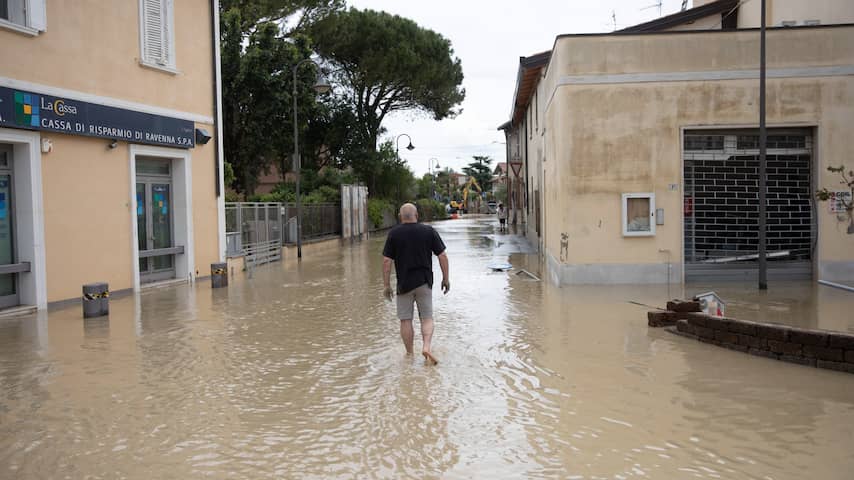 Dodental Overstromingen Noord-Italië Loopt Op, Onbekend Aantal Mensen ...