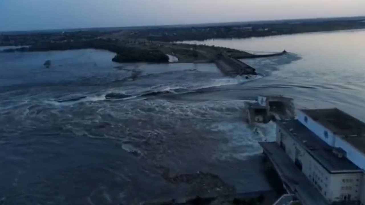 Beeld uit video: Grote dam in Kherson breekt door na mogelijke sabotage