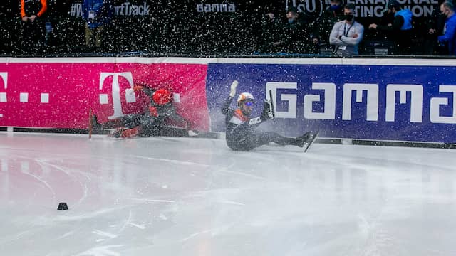 Sjinkie Knegt gaat samen met Charles Hamelin onderuit op de 500 meter.