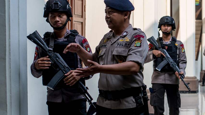Agenten in Indonesië gebruiken slang bij politieverhoor