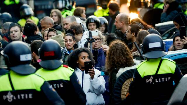 De politieactie leidt in de straten rondom het plein nog een paar keer tot opstootjes, maar aan het begin van de avond is de situatie onder controle, laat de gemeente weten.