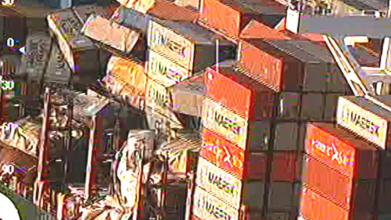 Beeld uit video: Luchtbeelden Kustwacht tonen omgevallen lading containerschip