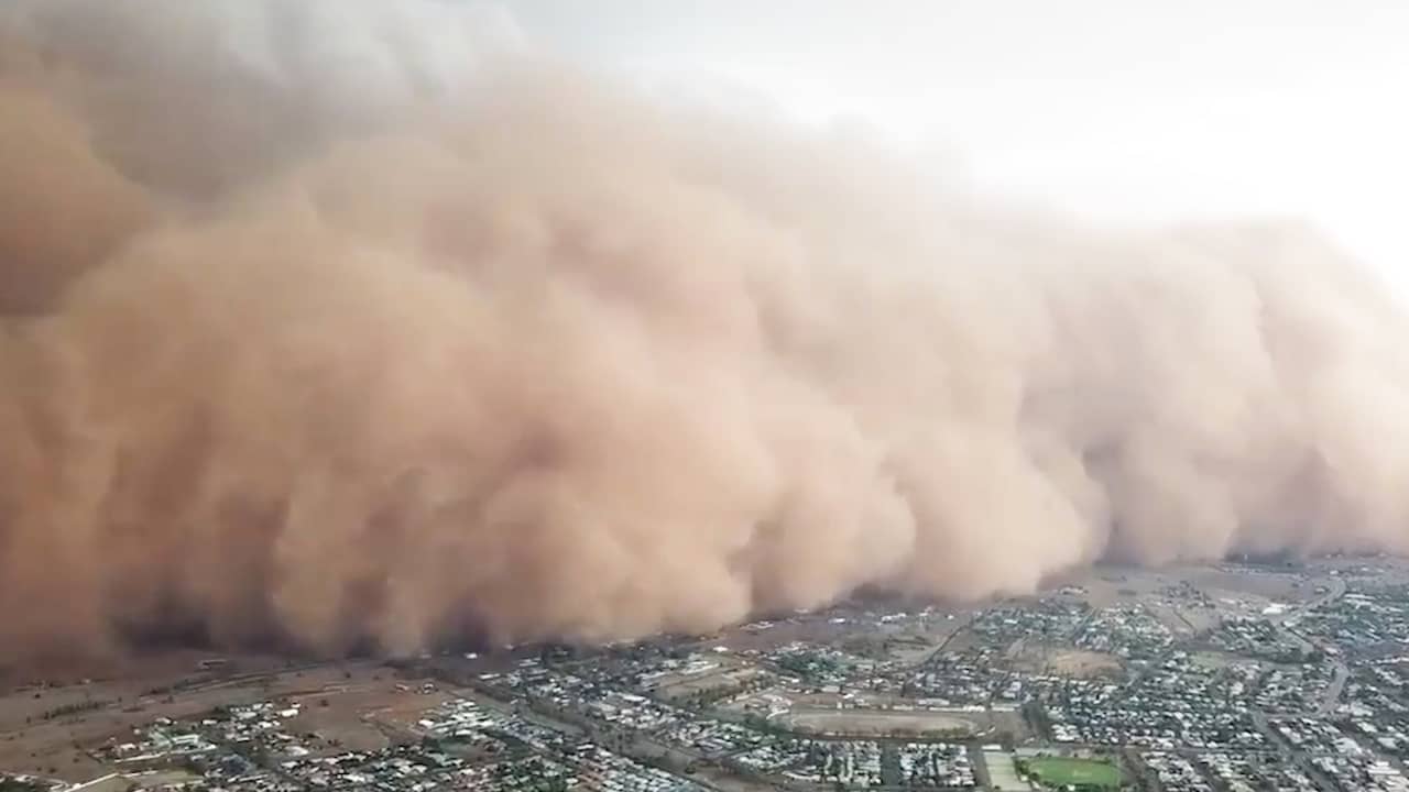 Drone filmt enorme stofstorm boven Australische stad