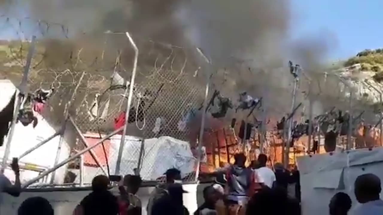 Beeld uit video: Opnieuw brand uitgebroken in vluchtelingenkamp op Samos