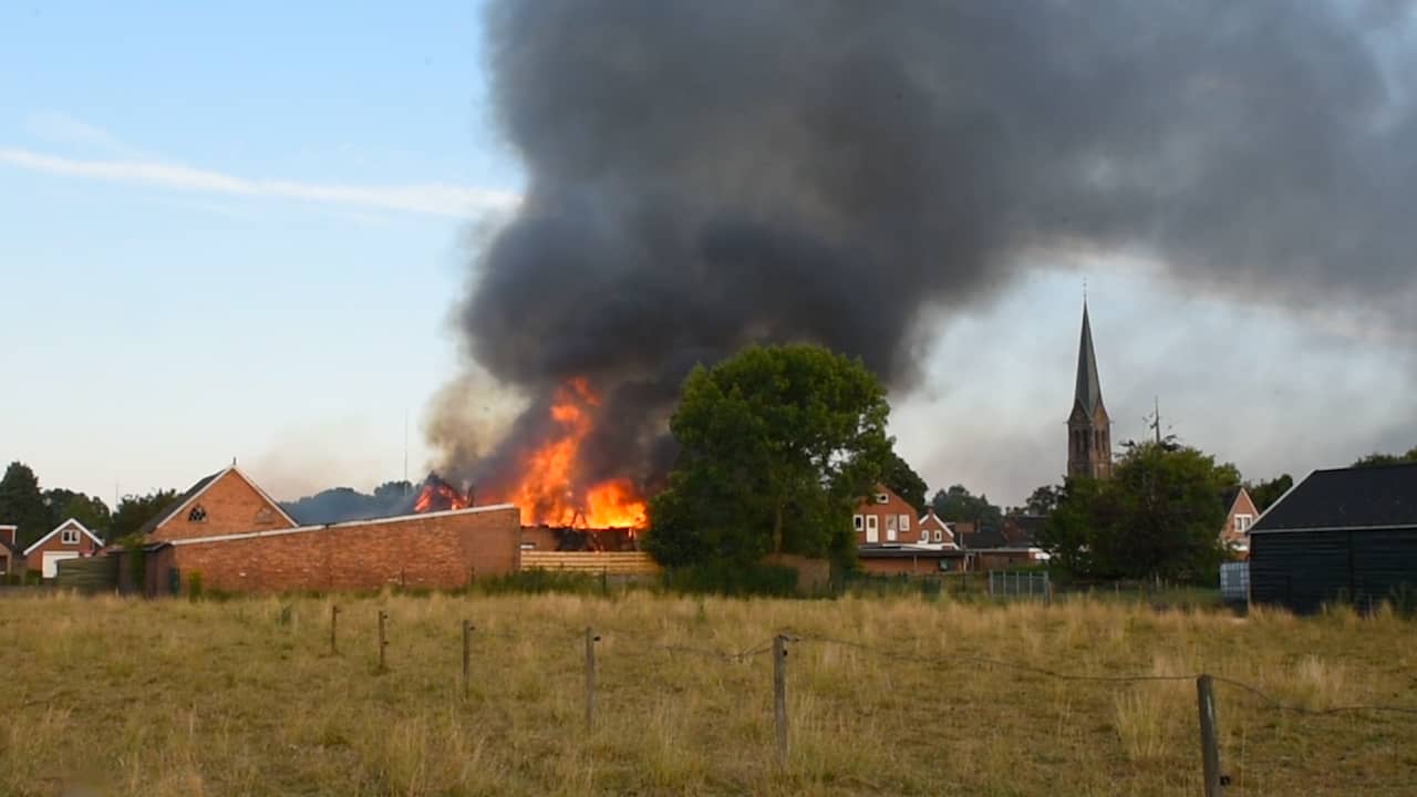 Beeld uit video: Grote brand in mogelijk xtc-lab Oude Pekela