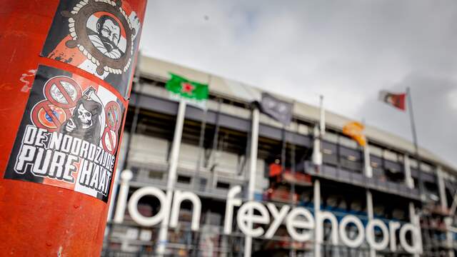 Stickers met hatelijke teksten bij stadion De Kuip.