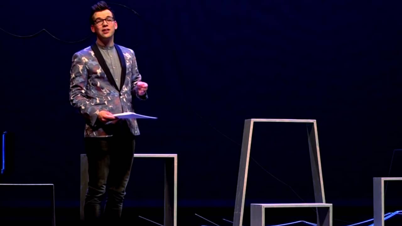 Beeld uit video: Pieter Derks verwerkt de verkiezingen: 'Het was net de mini-playbackshow'