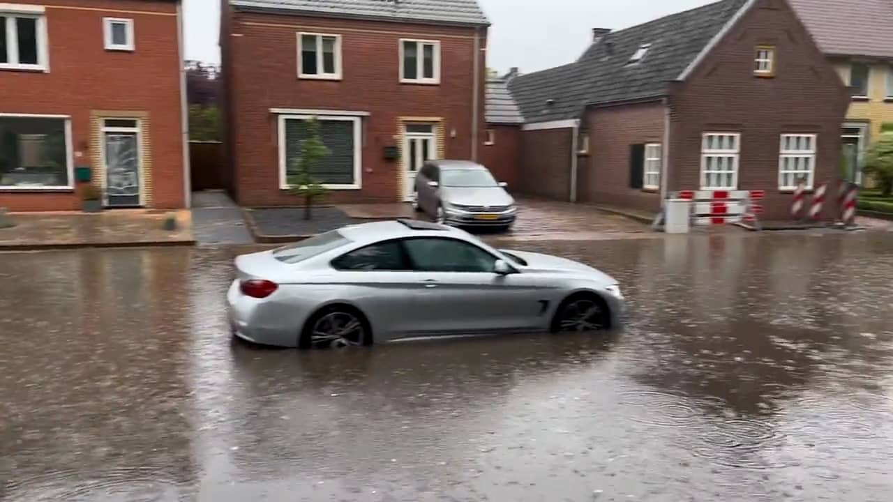 Beeld uit video: Zware regenval zorgt voor wateroverlast in Noord-Brabant
