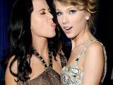 Taylor Swift en Katy Perry in 2010, als de twee dames nog vriendinnen zijn.