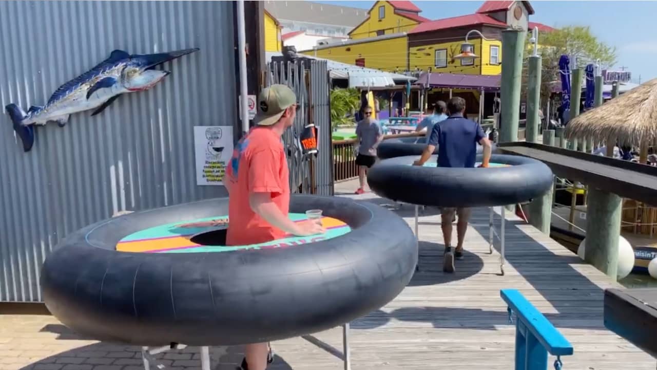 Beeld uit video: Restaurantbezoekers in Maryland gebruiken opblaasbare tafel