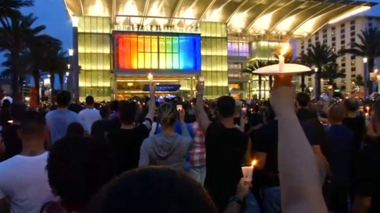 Beeld uit video: Honderden Amerikanen herdenken slachtoffers schietpartij Orlando 