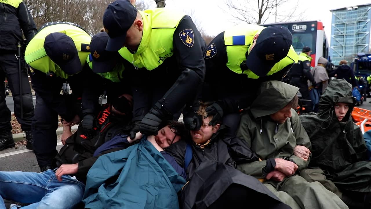 Beeld uit video: Agenten verwijderen klimaatactivisten van A12 in Den Haag