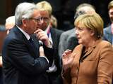Europese Commissie-voorzitter Jean-Claude Juncker in gesprek met Angela Merkel op de EU-top. De landen van de Europese Unie zullen 1 miljard euro beschikbaar stellen voor betere opvang van vluchtelingen in de buurlanden van Syrië.