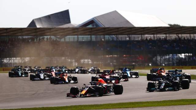 Max Verstappen was veel beter weg dan Lewis Hamilton en pakte bij de start de leiding
