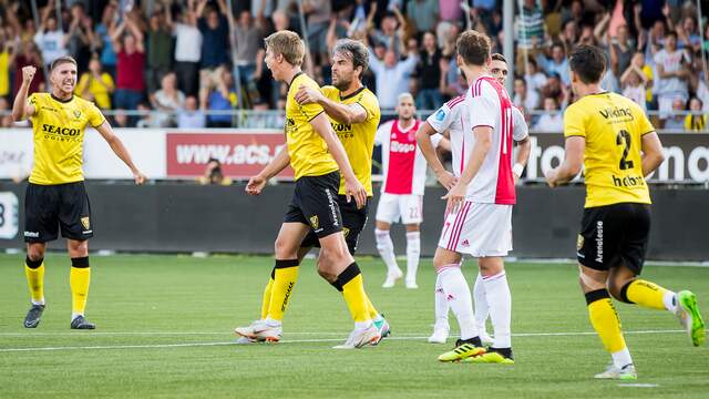 VVV juicht na het doelpunt van Samuelsen
