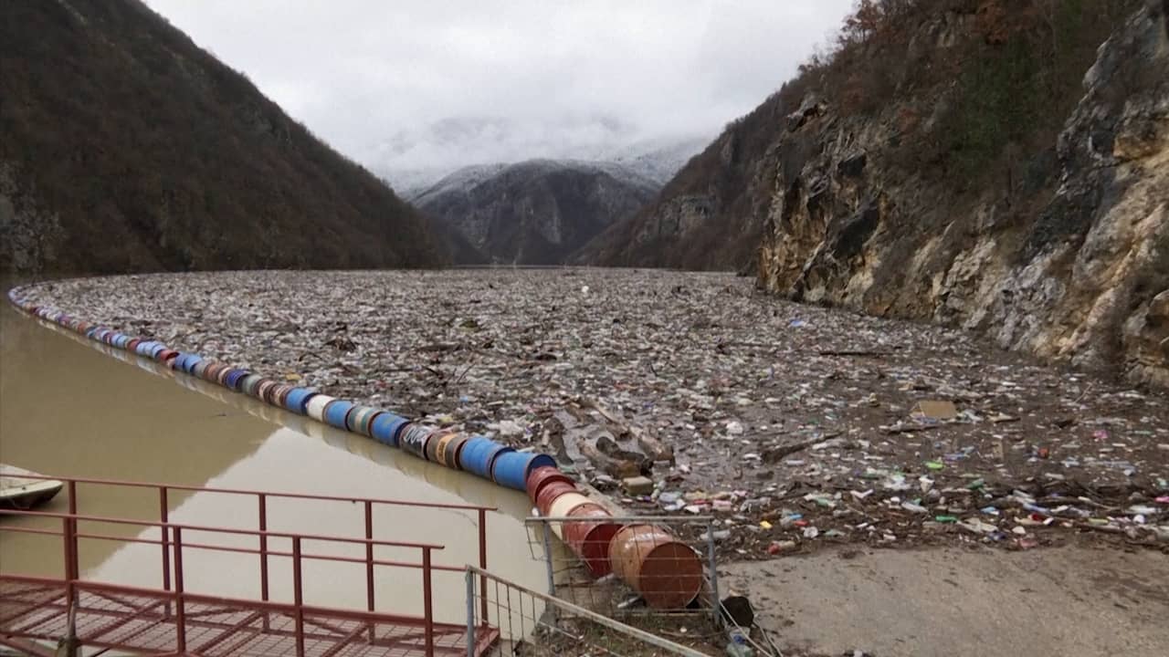 Beeld uit video: Enorme afvaleilanden drijven op rivier Drina op Balkan