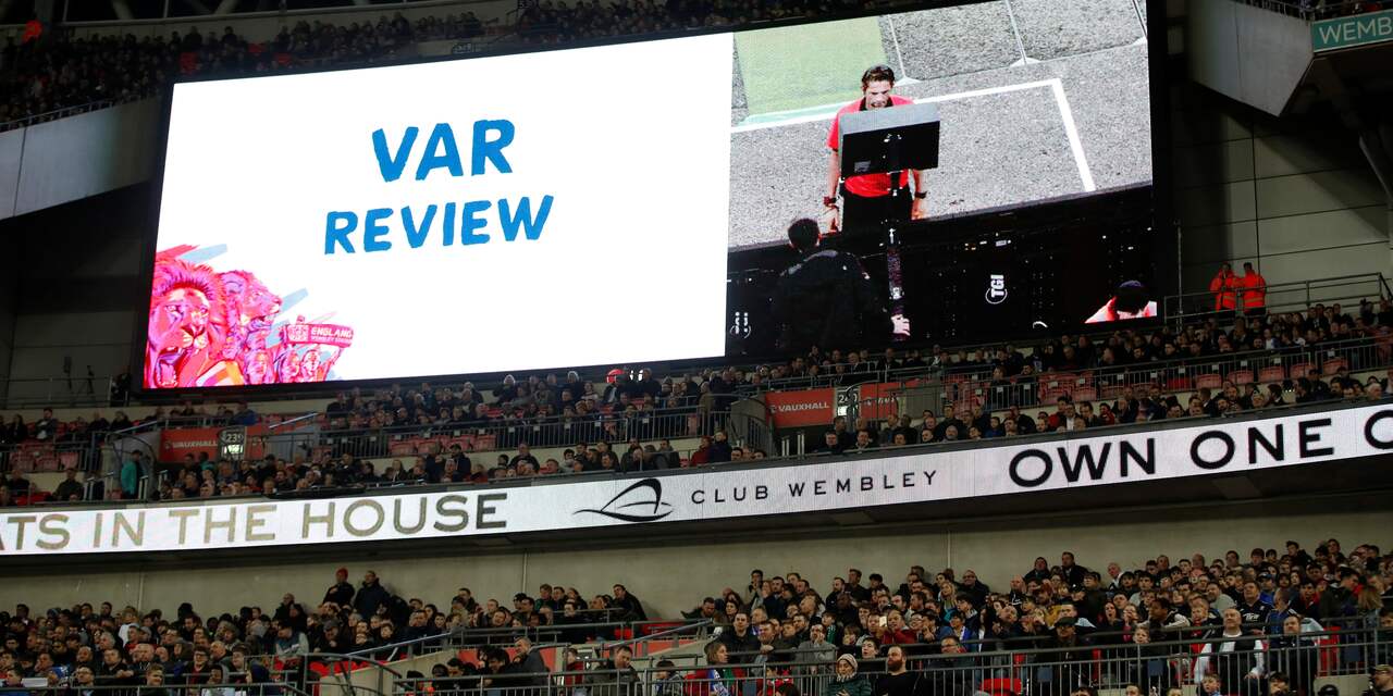 Herhalingen van VAR-momenten op groot scherm bij halve finales FA Cup