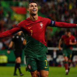 Ronaldo luistert recordwedstrijd voor Portugal op met prachtgoal en rake penalty