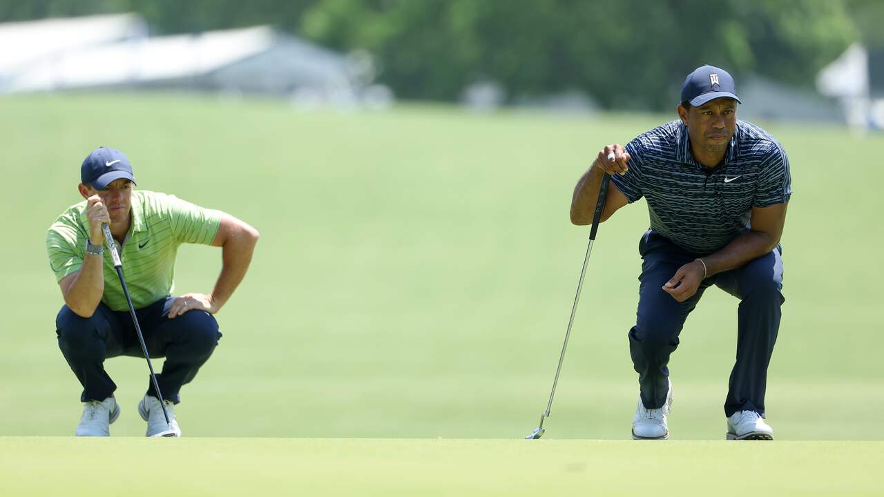 Rory Mcllroy (links) gaat aan de leiding op het PGA Championship, terwijl Tiger Woods worstelde op de eerste dag.