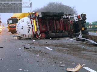 A67 weer vrij na ongeval tankwagen met gevaarlijke stoffen