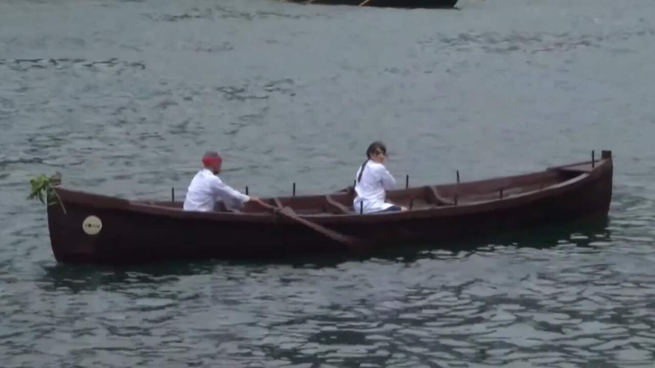Beeld uit video: Spanjaarden varen rondje door haven in boot van chocolade