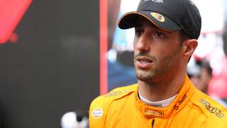 Ricciardo haalt twee auto's tegelijk in met prachtige actie