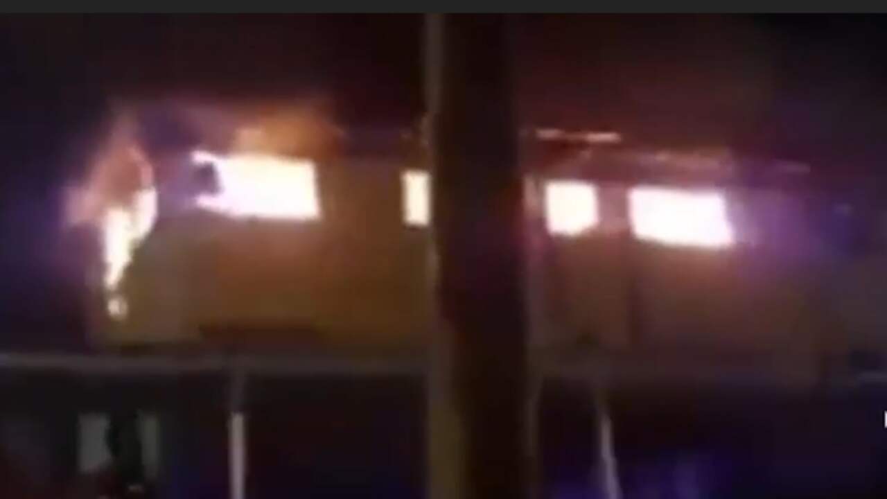 Beeld uit video: Vlammen slaan uit ramen bij brand in islamitische school Kuala Lumpur