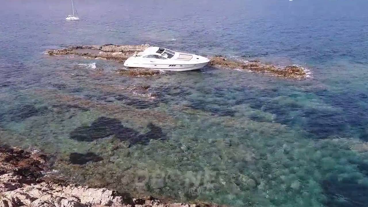 Drone filmt jacht tussen de rotsen