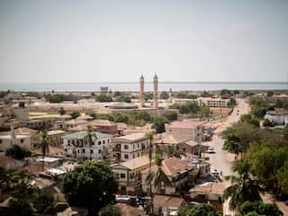 Verkiezingswinnaar Gambia verlaat land