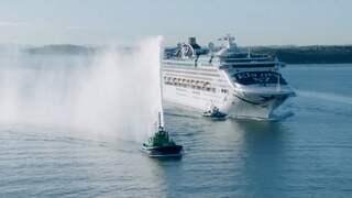 Drone filmt hoe Nieuw-Zeeland eerste cruiseschip sinds corona onthaalt