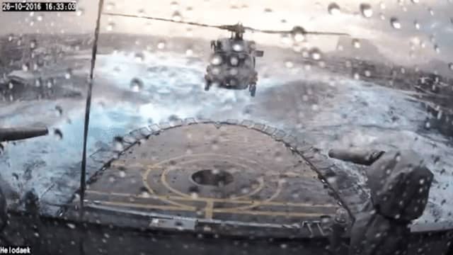 Helikopter Deense marine landt in heftige storm op fregat