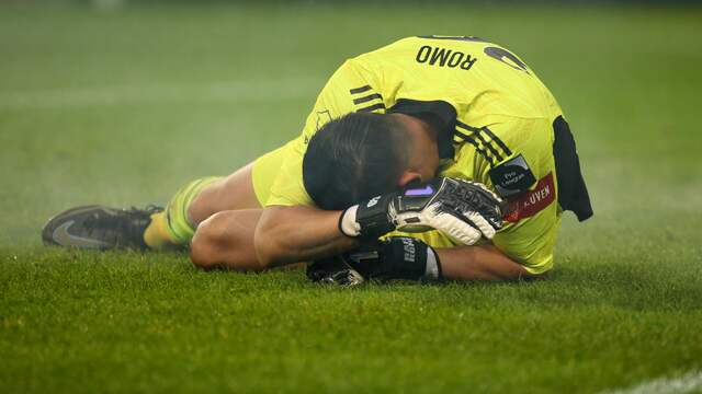 OH Leuven-keeper Rafael Romo ligt op het gras nadat vlak bij hem vuurwerk ontplofte.