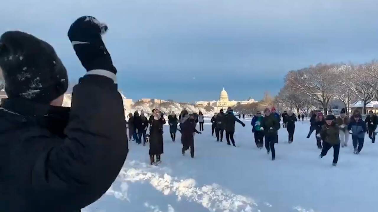 Beeld uit video: Tientallen Amerikanen houden sneeuwballengevecht