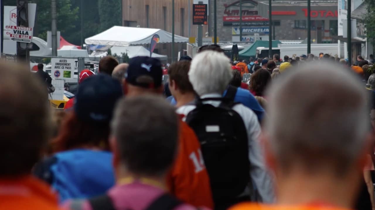 Beeld uit video: Tienduizenden Nederlanders overspoelen Spa voor Max Verstappen
