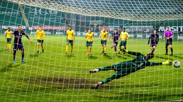 FC Emmen scoorde twee keer uit een strafschop in Sittard.