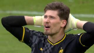 Dortmund-keeper maakt enorme blunder tegen Bayern