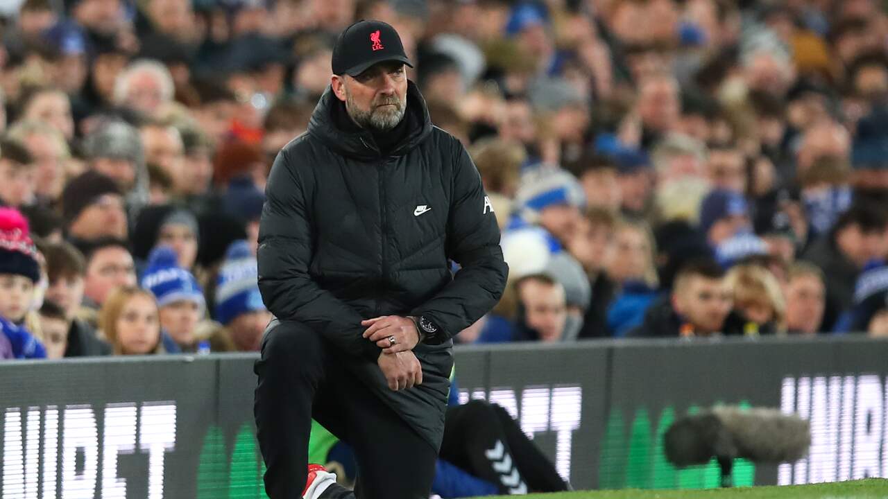 Liverpool-trainer Jürgen Klopp knielt als gebaar tegen racisme.