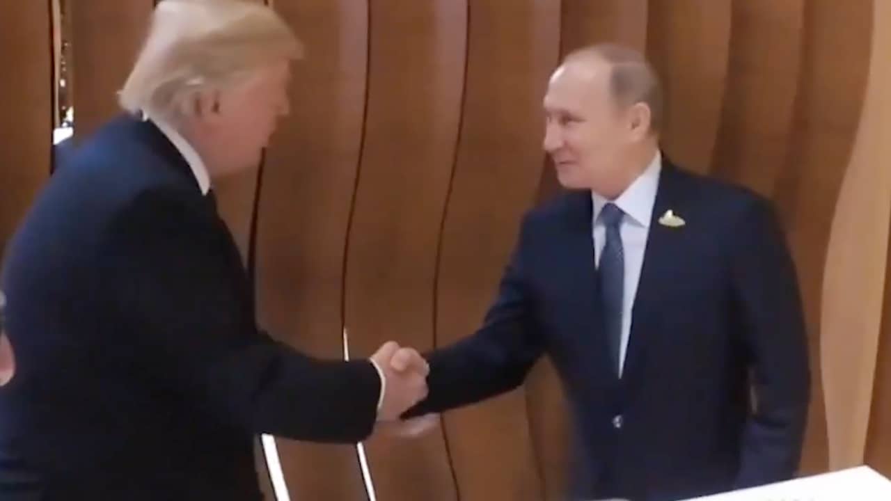 Beeld uit video: Trump schudt Poetin voor het eerst de hand bij G20-top