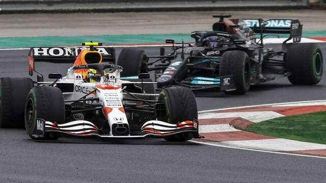 Sergio Pérez en Lewis Hamilton waren op Istanbul Park rondes lang met elkaar in gevecht.