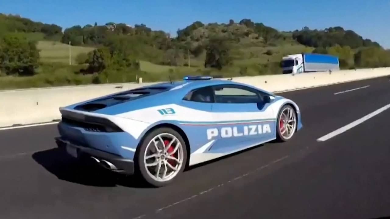 Beeld uit video: Italiaanse politie scheurt in Lamborghini met donornier naar ziekenhuis
