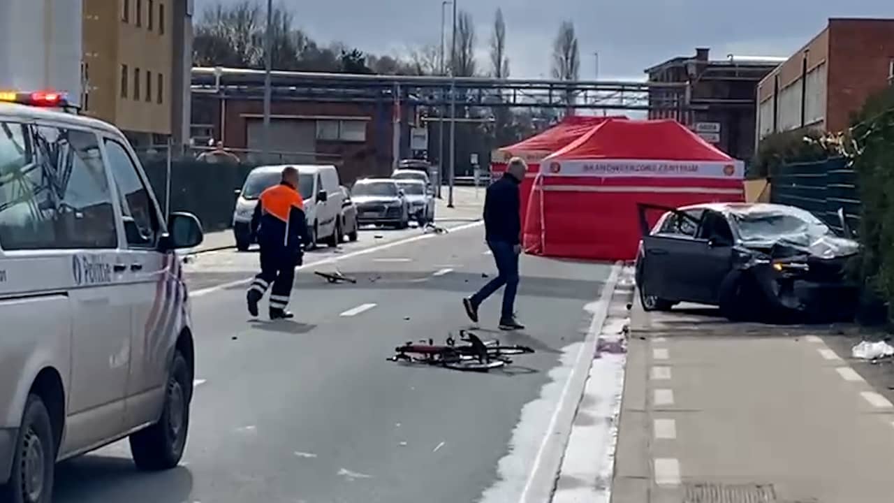 Beeld uit video: Auto in de kreukels na dodelijke aanrijding met wielrenners in Gent