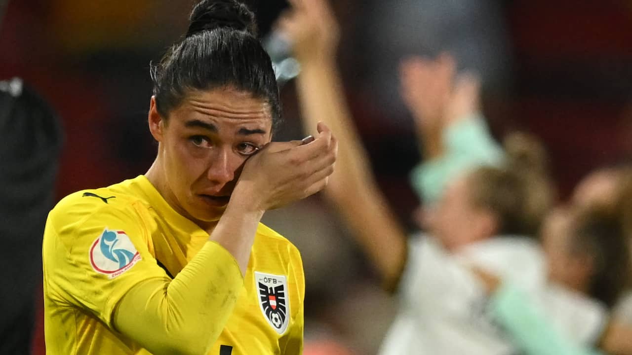 Die österreichische Torhüterin unter Tränen, während hinter ihr die deutschen Spieler feiern.