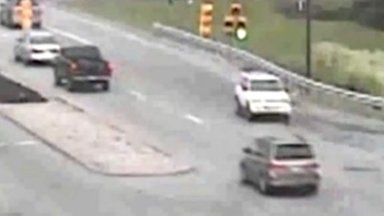 Amerikaan verlaat achteruit snelweg en rijdt honderden meters door