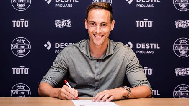 Een lachende Freek Heerkens zet zijn handtekening onder een nieuw contract bij Willem II.