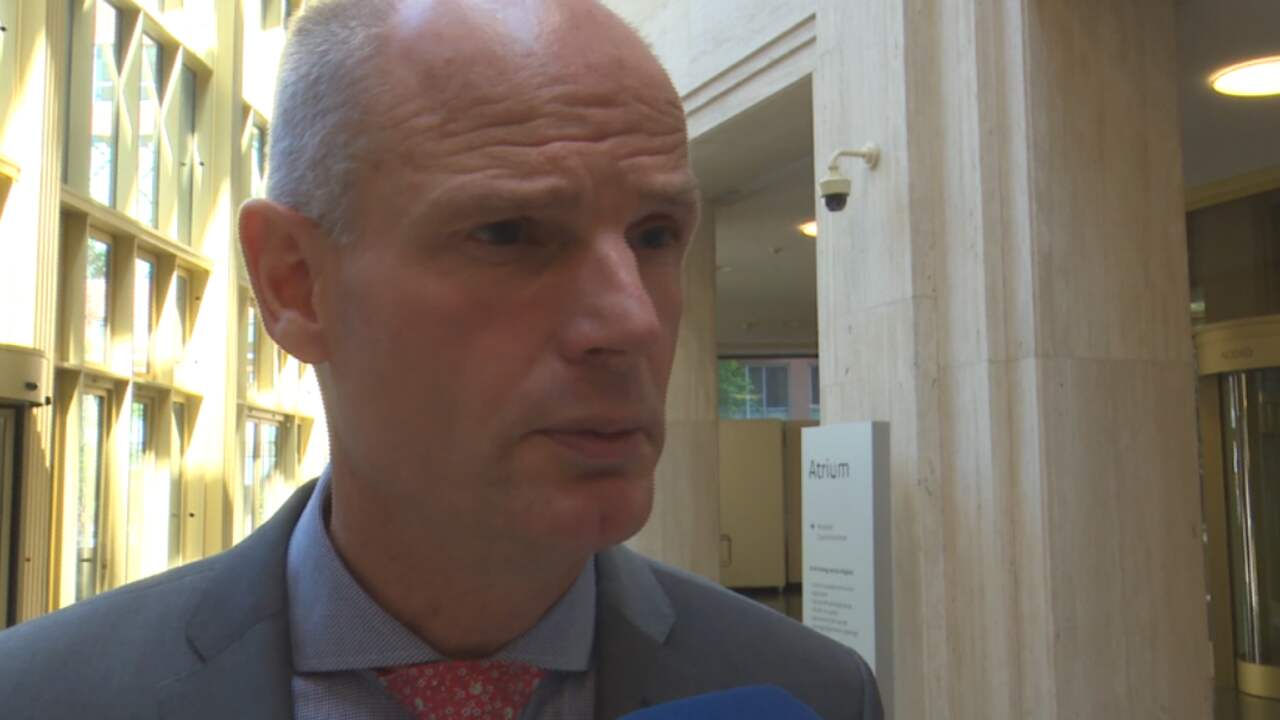 Beeld uit video: Minister Blok legt uit waarom strafproces MH17 in Nederland gevoerd wordt