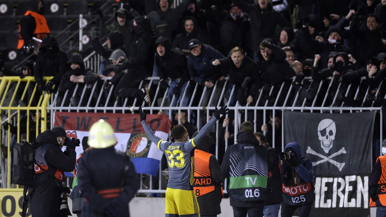 Cyriel Dessers viert zijn goal met de meegereisde Feyenoord-fans.